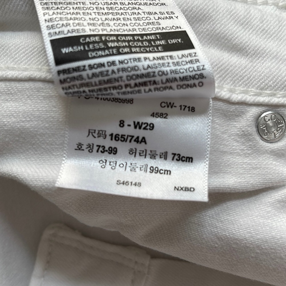 White capri jeans